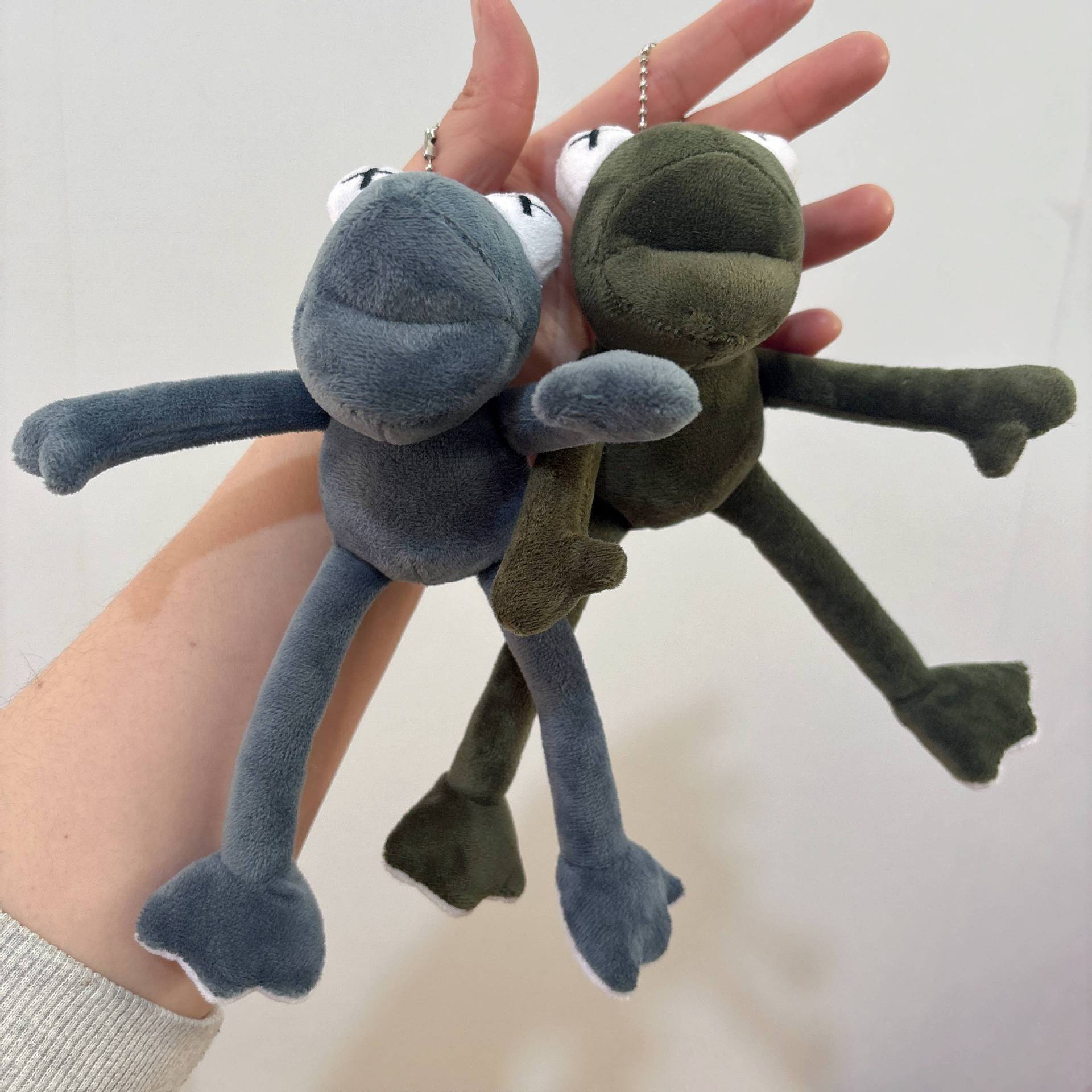 Piernas largas rana colgante de felpa puesto de tienda muñeca muñeca al por mayor muñeca Douyin muñeca de dibujos animados llavero juguete de peluche