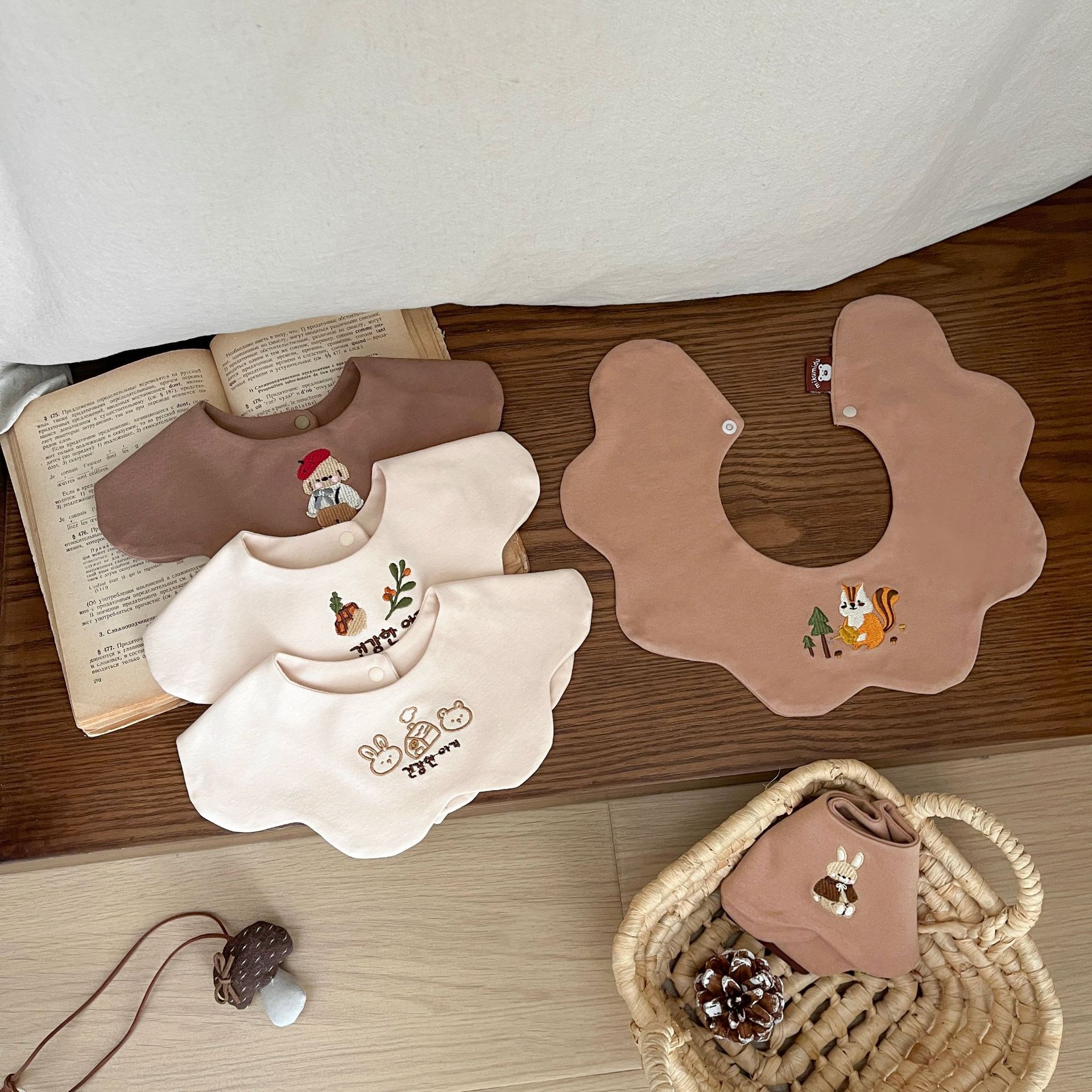 ins coreano bebés algodón toallas de saliva de dibujos animados bordados pétalos de collar de leche escupido bib para bebés de hombres y mujeres