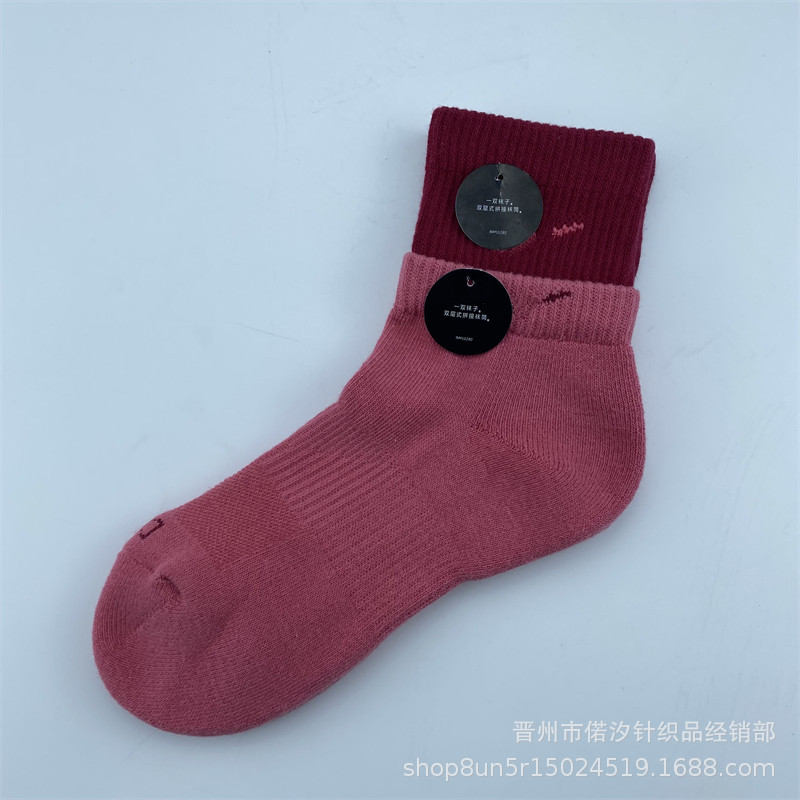 2023新品の偽の2つのつなぎ合わせのスポーツの靴下の中で筒の高い筒の男女の同項のマカロンカラーの厚いタオルの底