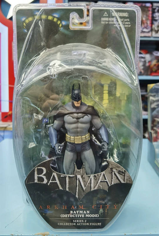 Подвижная фигурка Бэтмена Брюса Уэйна DC