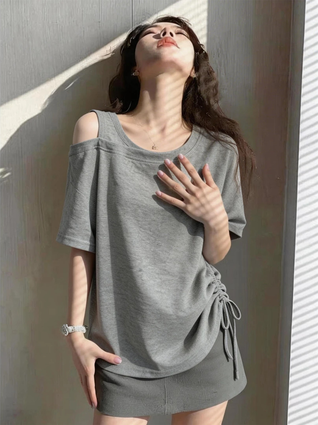 Áo thun nữ tay ngắn thiết kế dây rút lệch vai, phong cách thời trang mùa hè — màu xám