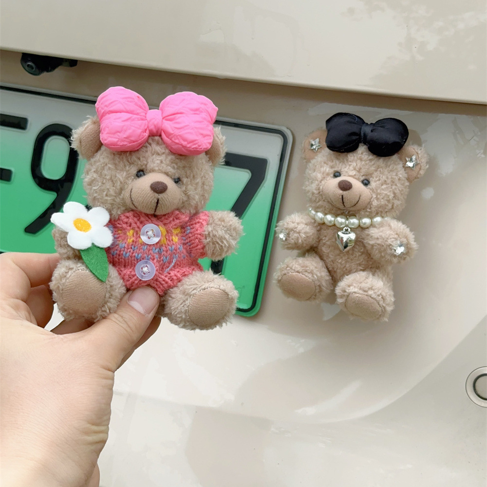Colgante de coche Colgante trasero Dibujos animados lindo oso trasero trasero muñeca adorno pegatina baúl fuera del coche muñeca