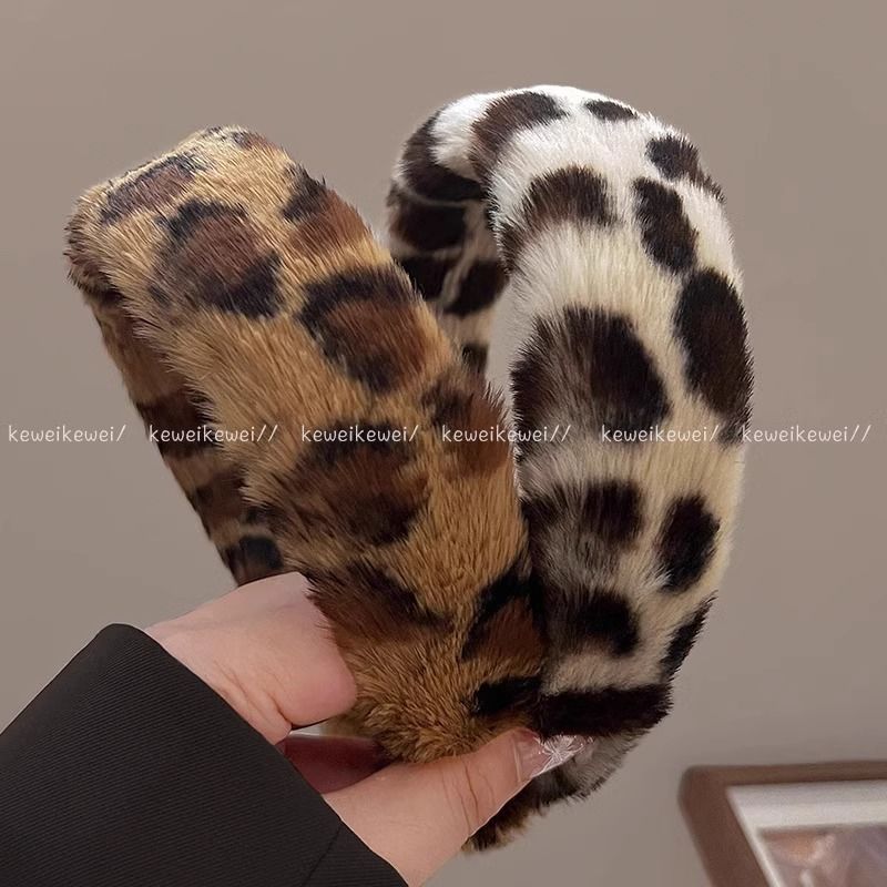 Leopardo coreano de peluche correa de cabello para mujeres alto cráneo superior red roja de alta sensación de cabello de conejo borde ancho correa de cabello adornamiento de invierno otoño