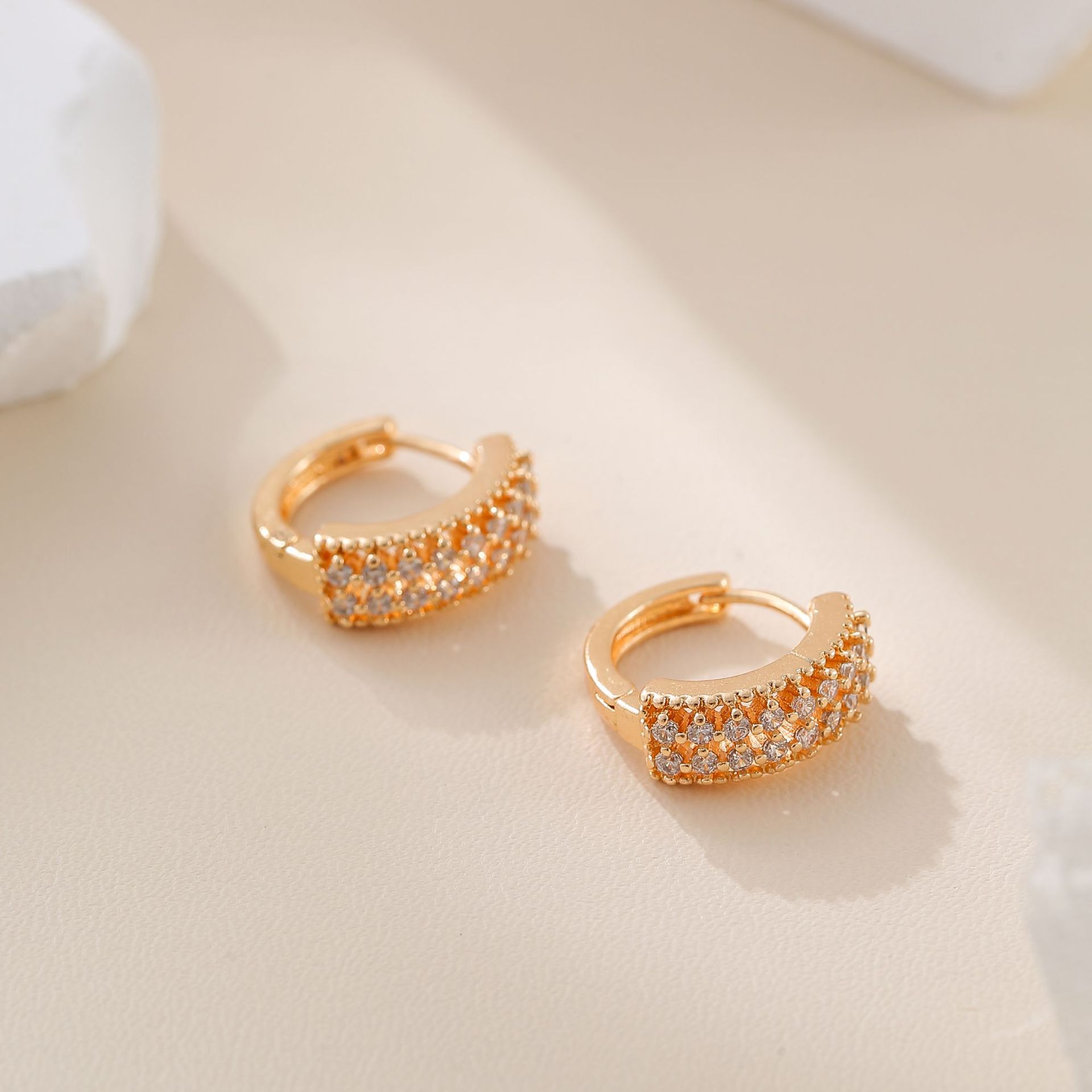 Transfronterizo anillo zirconio micro pendientes2024 nicho de moda diseño único completo blanco de zirconio delicado perno de orejas
