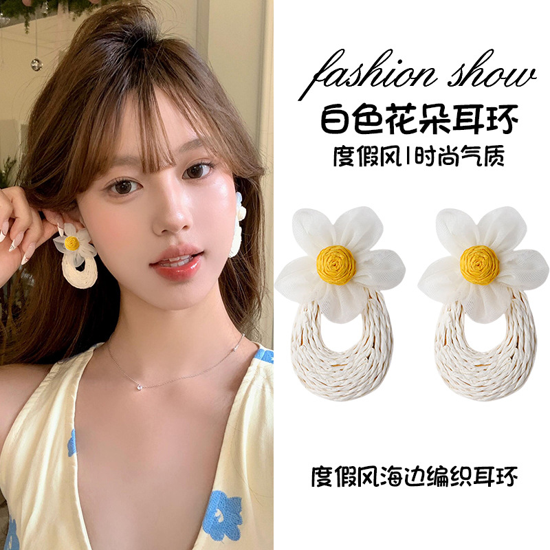 White straw earrings, flowered