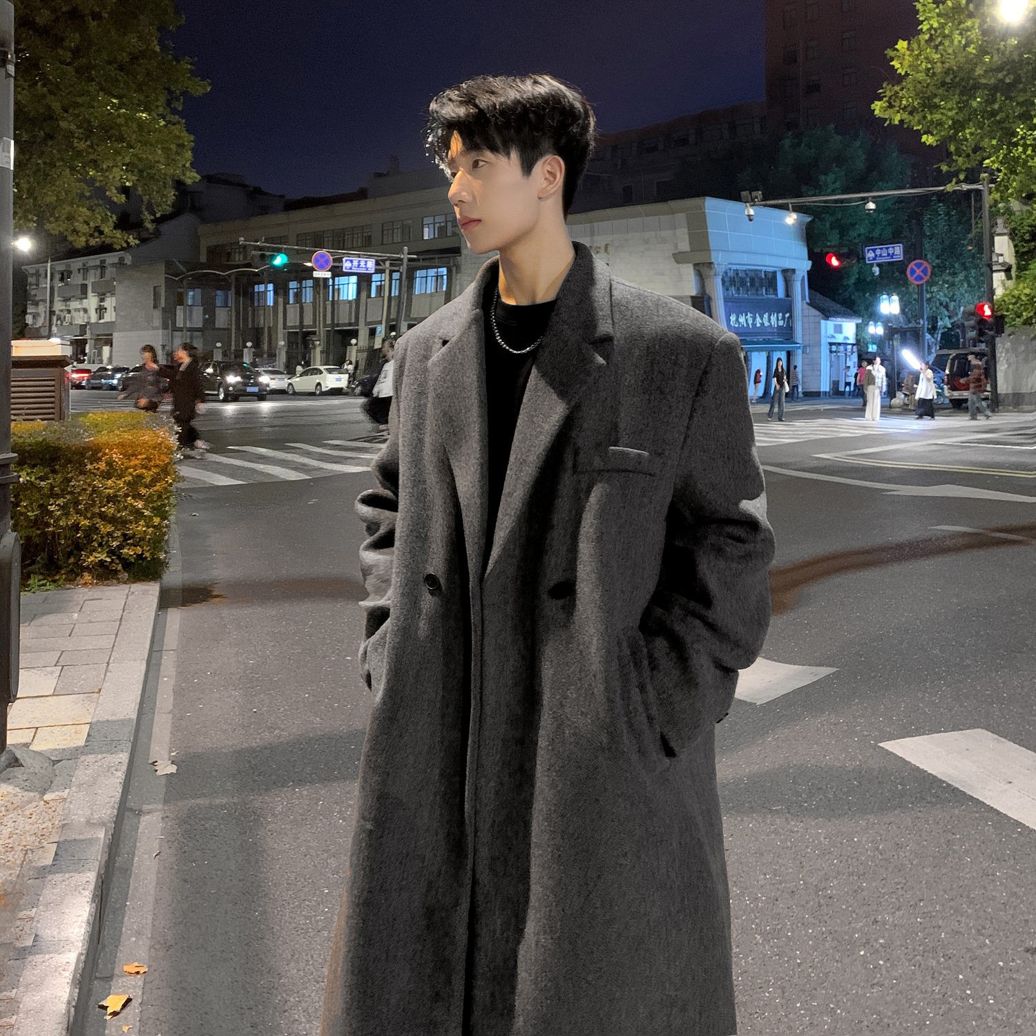 짙은 회색