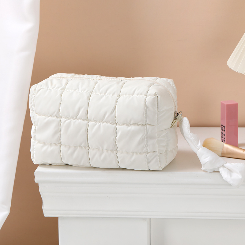 Nueva bolsa de cosméticos octogonal de otoño e invierno para mujer, bolsa de almacenamiento con relleno de plumón portátil portátil de alta gama