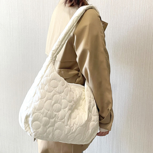 Amazon cross-border supply/winter milk white pleated dumpling bag large capacity one-shoulder crossbody bag quilted cloud bag
