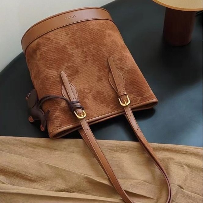 Capacious shoulder bag