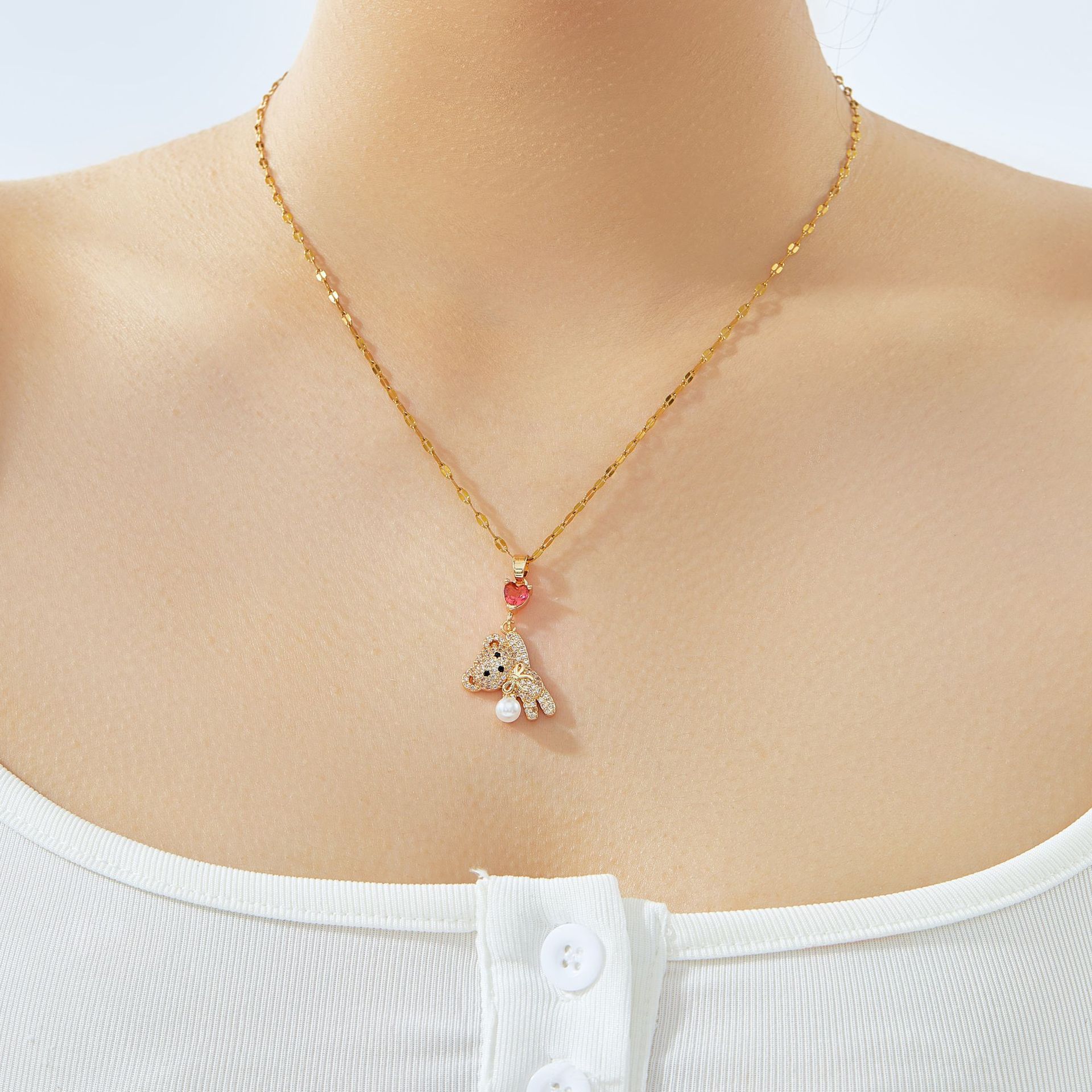 Collar de colgante de oso con corazón de zirconio incrustado – cadena de clavícula de nicho, venta al por mayor image 1