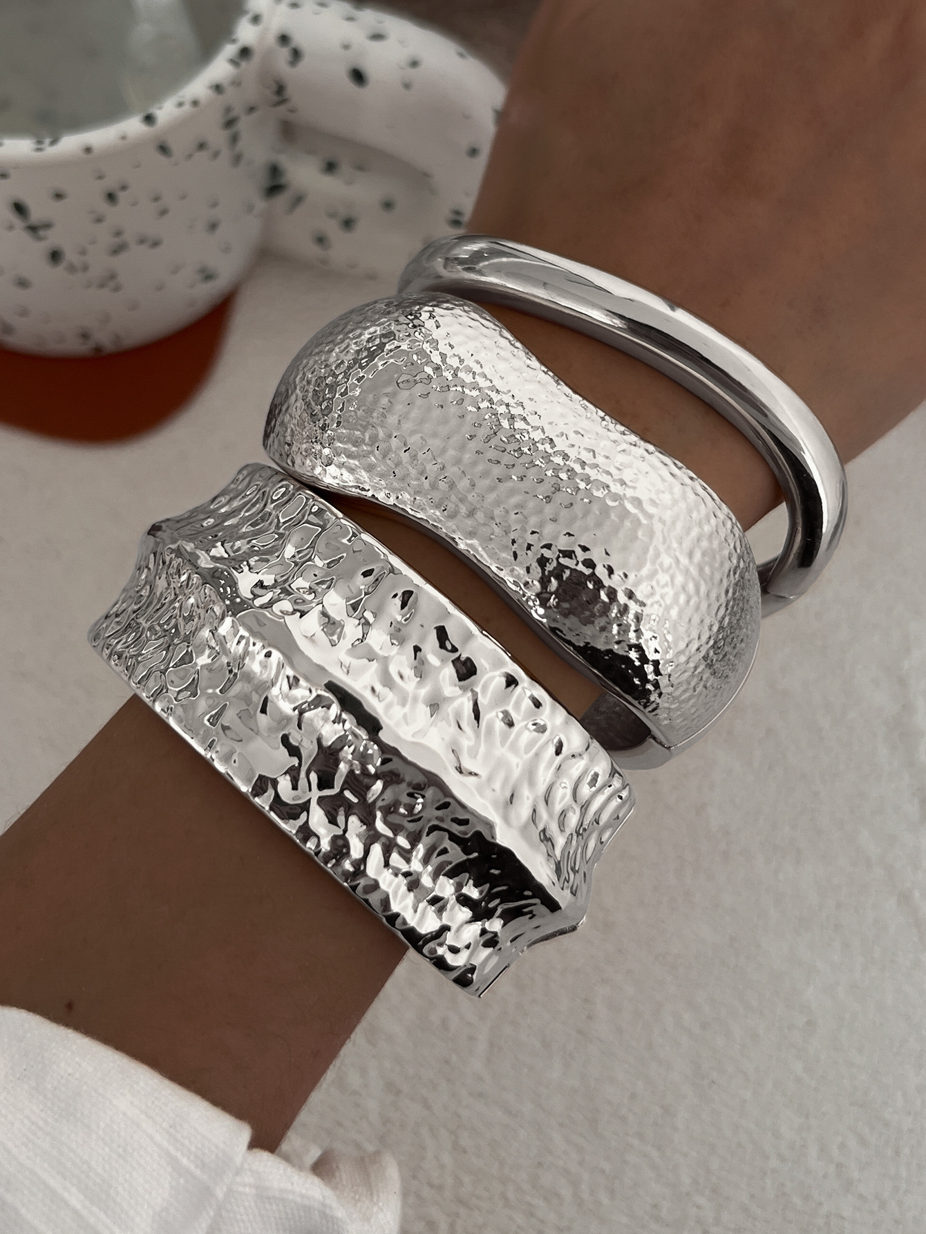 35g Weight Bangle Classification Alloy Chain Material 1 Piece Quantity Daily Occasion Alloy Material Irregular, Solid Color Pattern All Seasons Season Women's Gender Hip-Hop, Exaggerated, Simple Style Style Hammered, Plating Craft Hip-Hop Exaggerated Simple Style Irregular Solid Color Alloy Bangles Wholesale 4
