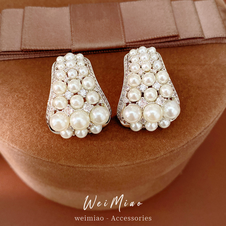 Agujas de plata zircon perlas redondas pendientes de perlas cortesanas exquisitas pendientes personales de nicho ligero de lujo alta sensación de pendientes al por mayor