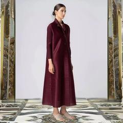 三宅のしわの中東の長い服2025夏の新型のアンゴラの赤い対外貿易の長いカーディガンのボタンはやせている女性を現します。