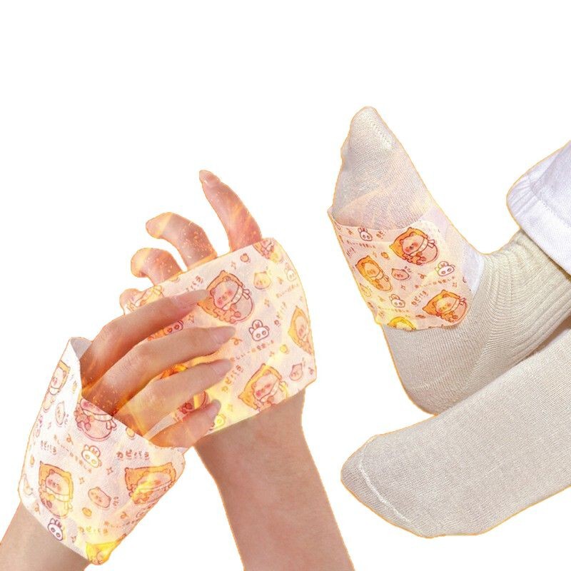 暖かい手の宝の暖かい赤ちゃんを貼って暖かいのを貼って体を温めて身をつけます。|undefined
