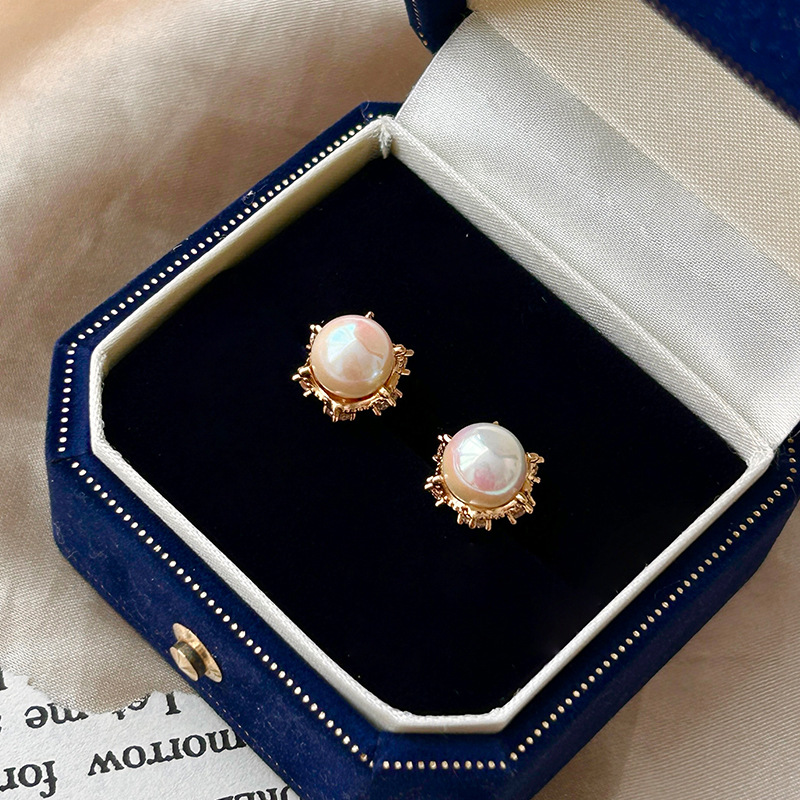 Small sophisticated retro design earrings pearl with zircon