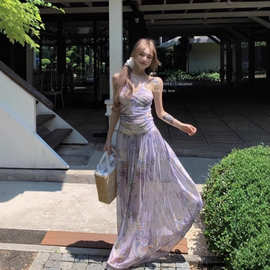 茶歇法式紫色碎花v领挂脖吊带连衣裙女夏度假风气质超仙露背长裙
