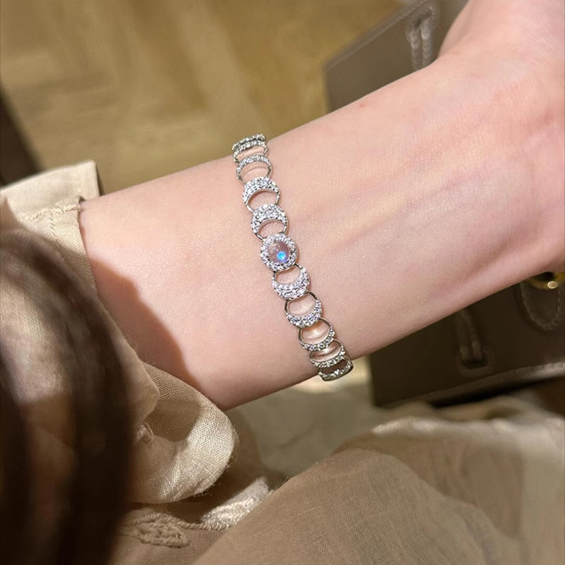 Fashionable bracelet with zircon