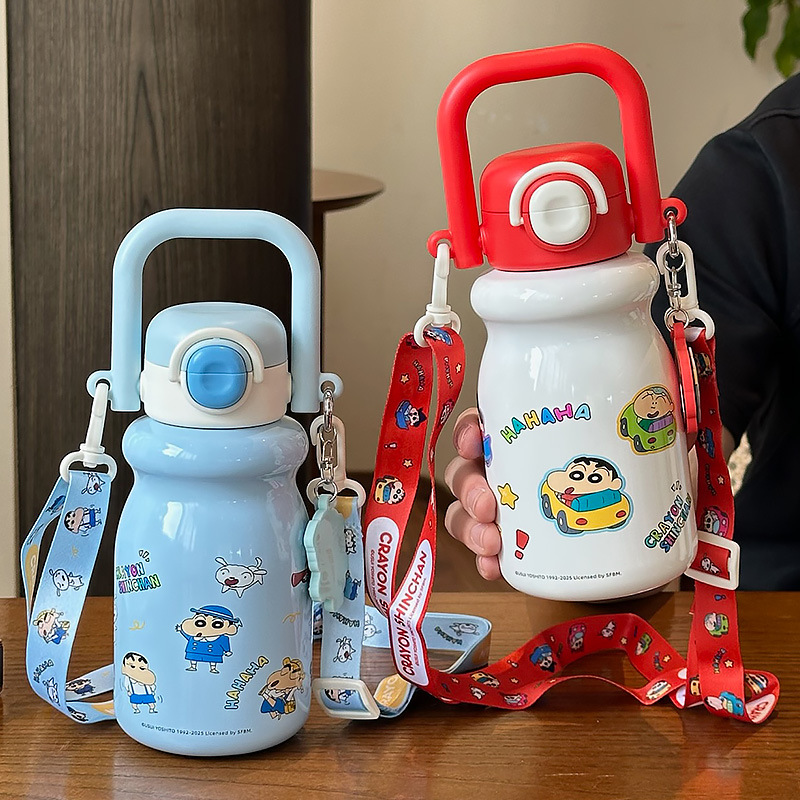 Crayón pequeño nuevo co-marcado encantador taza térmica para niños 2025 nueva gran capacidad portátil doble taza de paja para beber