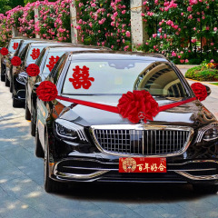 結婚式の車の装飾、大きな赤い花のボール、新車のアジサイ、結婚式の花車、フラワーフリートの花