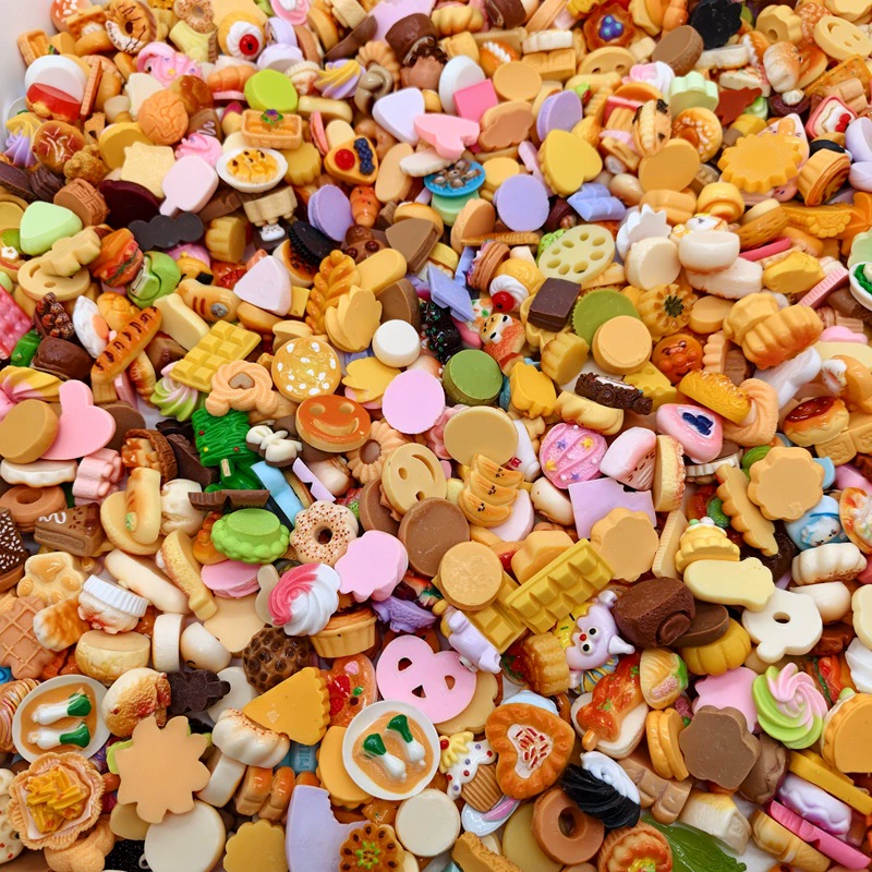 Хит продаж: сюрприз-боксы с миниатюрными игрушками-едой, оптовые наборы для творчества (DIY) из смешанных материалов: кремовый клей, материалы для украшений, аксессуары из смолы, смешанные стили с мультяшными персонажами.