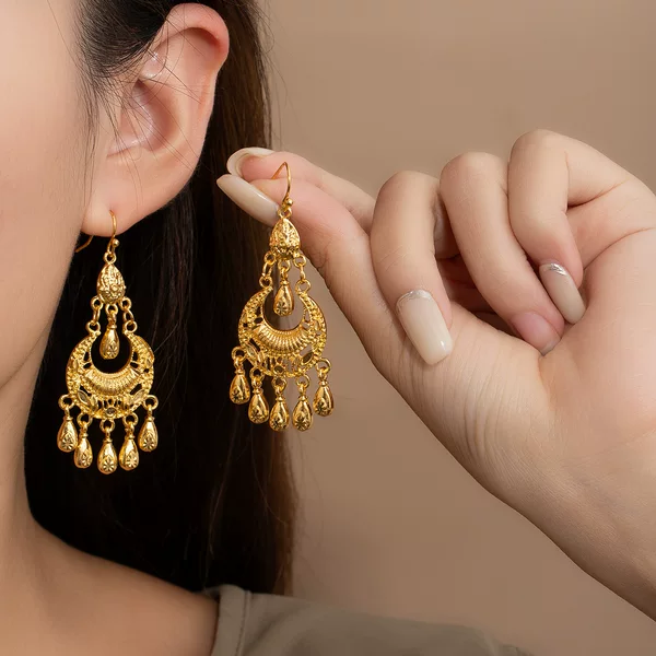 Retro Palace Style Golden Water Drop Tassel Earrings High-End Female Niche Design Accessible Luxury Cut Out Ear Hook Earrings