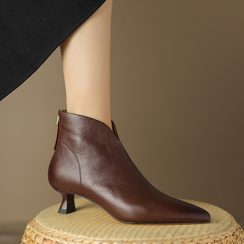 2025 Pointed Cat Women's Autumn/Winter Brown Chelsea Boots Retro V-Mouth Soft Leather Ankle Boots