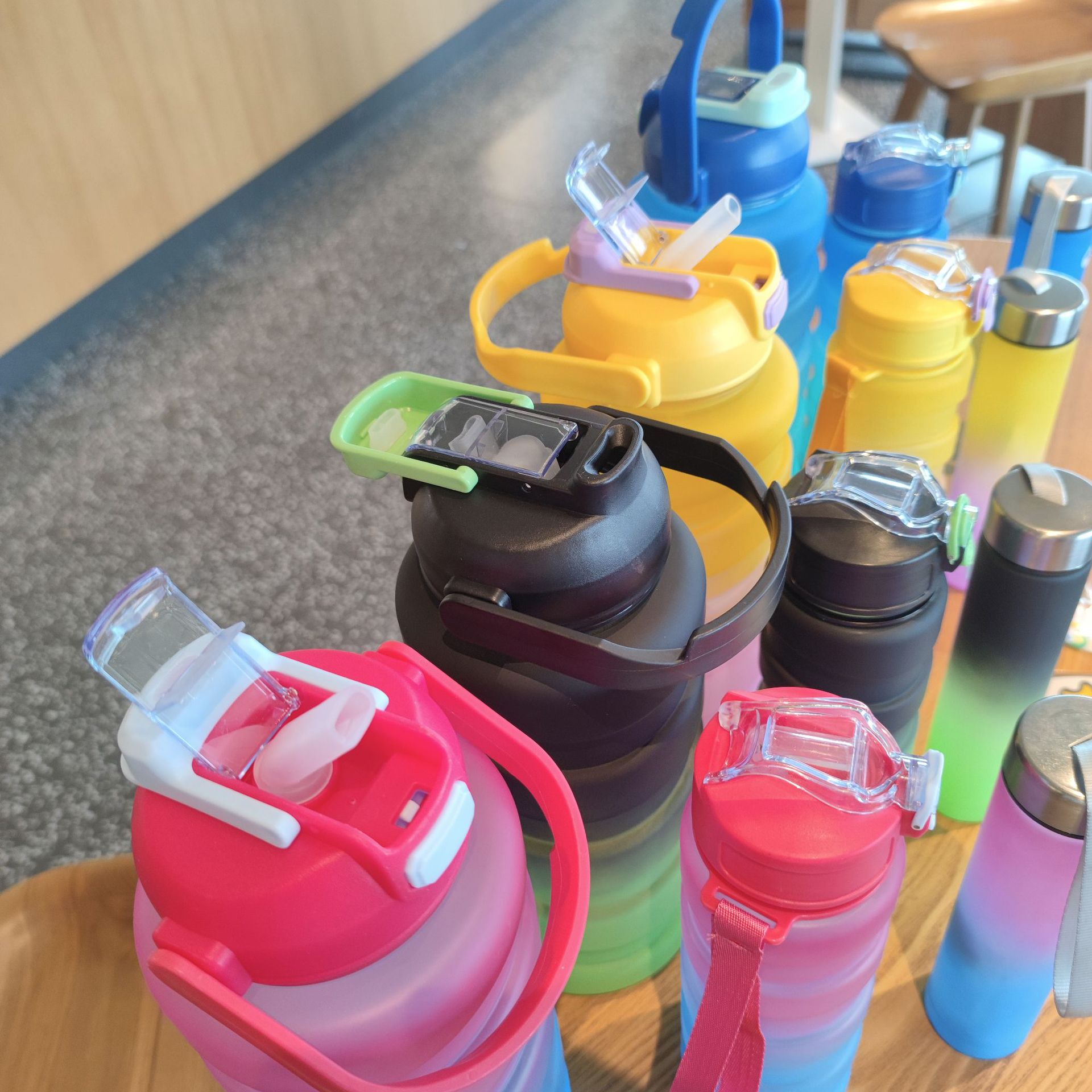 Nuevo gradiente de color de tres piezas de gran capacidad de botella de agua portátil mango doble bebida taza de agua de plástico deportes al aire libre hervidor de agua