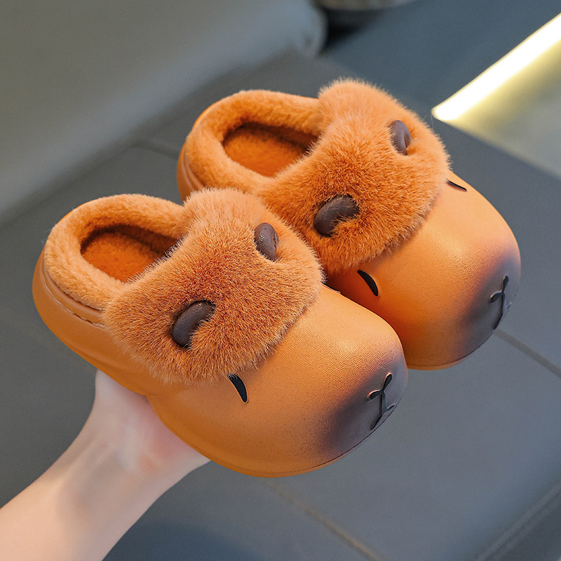 Capibara invierno zapatillas de algodón para niños y niñas, calentamiento de terciopelo impermeable, bolsas de tacones para padres e hijos.