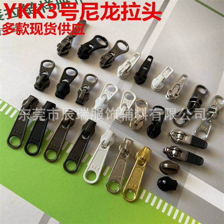 Nylon bag with zipper on chain