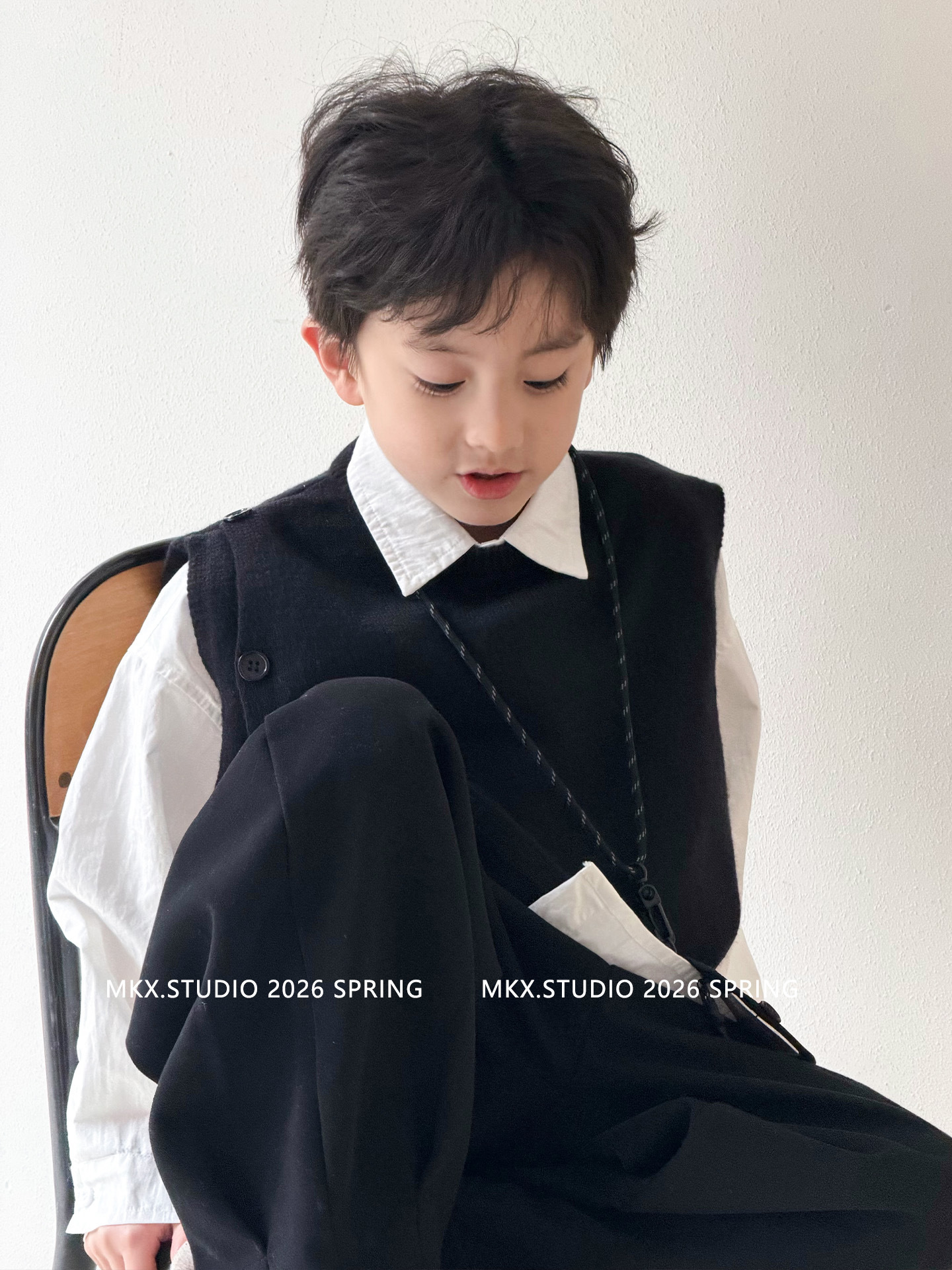 Suéter infantil camiseta de punto chaleco de punto para niños primavera y otoño 2026 ropa de niños de edad media chaleco de estilo universitario