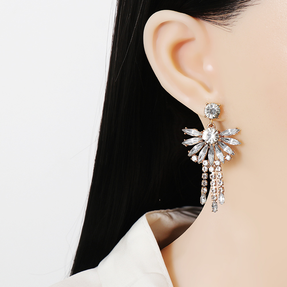 New Geometric Flower Hollow Diamond Earrings Tassel Earrings Ear Jewelry display picture 2