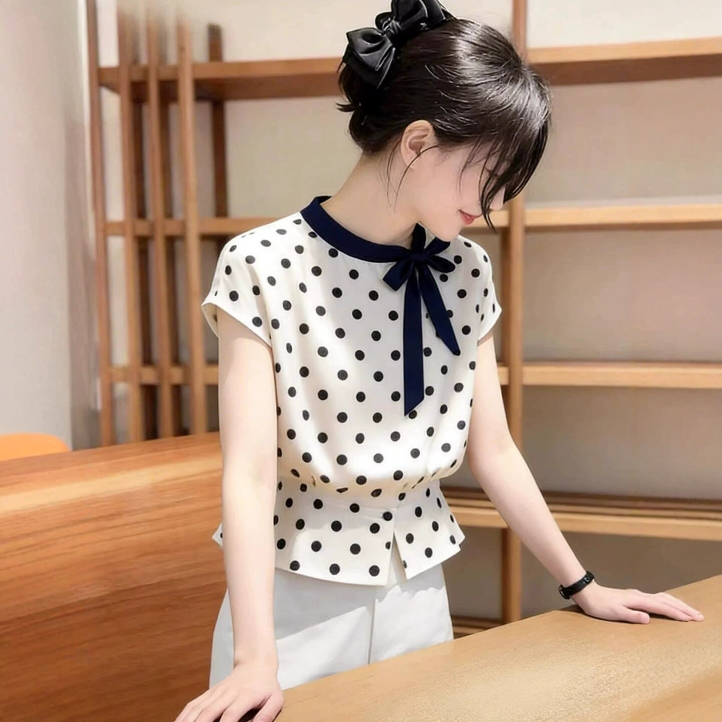 Áo sơ mi ngắn tay nữ họa tiết chấm bi nơ cổ điển, kiểu Hàn Quốc thời trang — Màu ảnh chi tiết 1