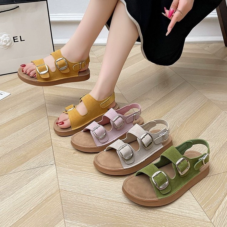 Модные римские туфли с открытым носком для миниатюрных женщин, пляжные сандалии, увеличивающие рост, лето 2025 года, новые сандалии в стиле Birkenstock на толстой подошве.