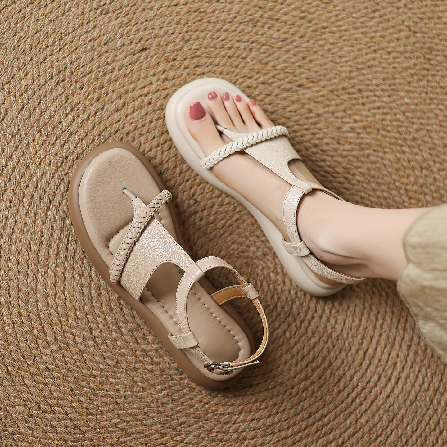 Sandal nữ quai chữ V đế bệt phong cách đi biển — màu trắng ngà