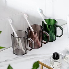 うがいコップの歯のコップのプラスチックは歯を磨いて歯ブラシのコップを洗います。