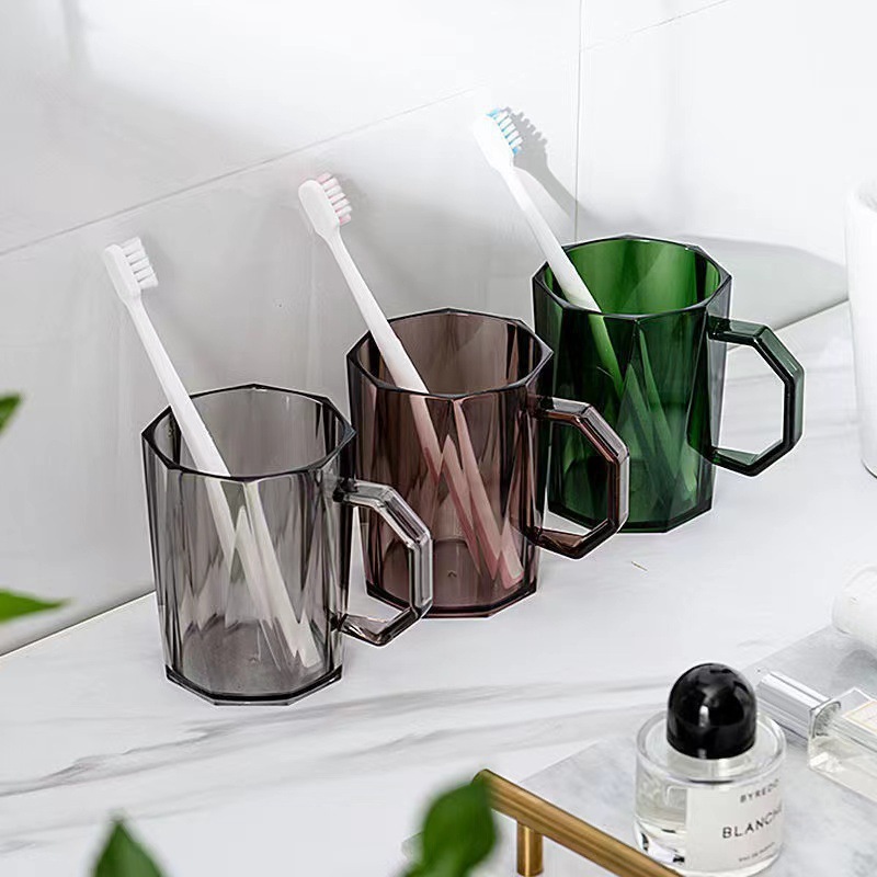 うがいコップの歯のコップのプラスチックは歯を磨いて歯ブラシのコップを洗います。|undefined