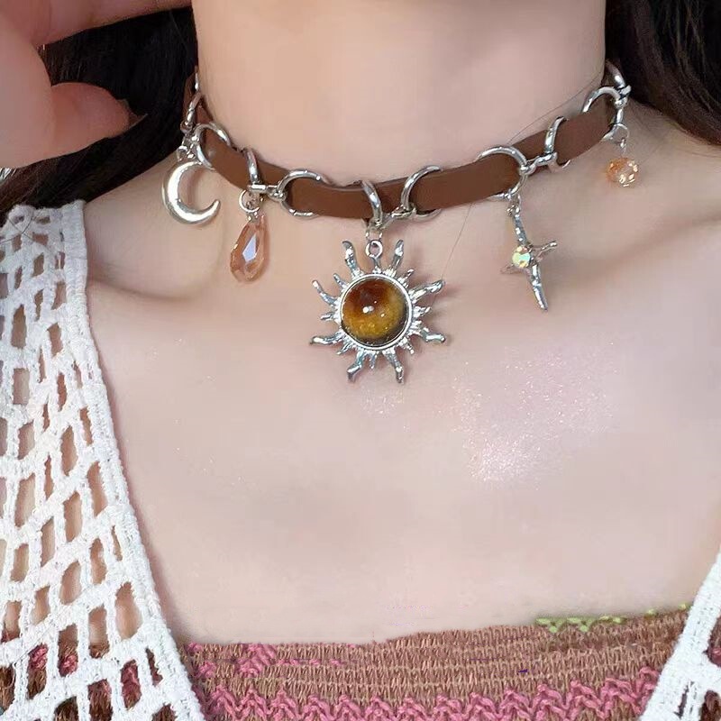 Maillard Brown Blazing Sun Star Collar Niche Design Vintage Spice chocker Necklace for Men and Women