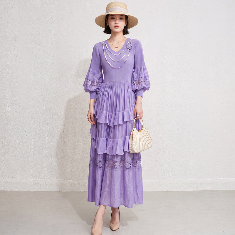 Plus-Size Women's Pleated Long Dress with Waist-Cinching Design, Slimming Effect, Tiered Hem, Lace Patchwork, Holiday Party Dress, Autumn Season Plus-Size Women's Pleated Long Dress with Waist-Cinching Design, Slimming Effect, Tiered Hem, Lace Patchwork, Holiday Party Dress, Autumn Season