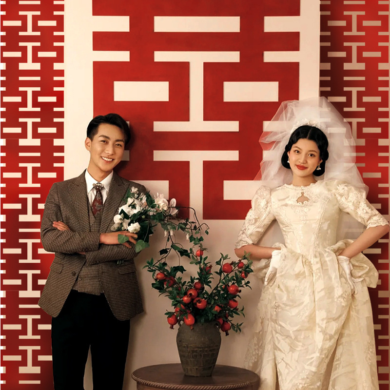 赤い本の同じタイプの大きい赤い長い条の喜字の結婚の部屋はカーテンを配置して結婚を飾ります。|undefined