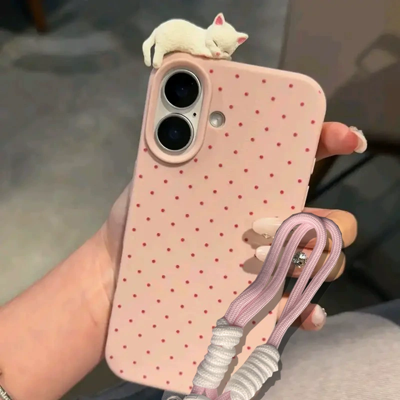 Силиконовый чехол Apple iPhone 16 (совместим), текстура «личи», горошек, вариант с фигуркой кота