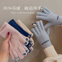 かわいいぬいぐるみ手袋の女性は冬に保温を厚くして、タッチパネルのニット毛糸に乗ることができます。