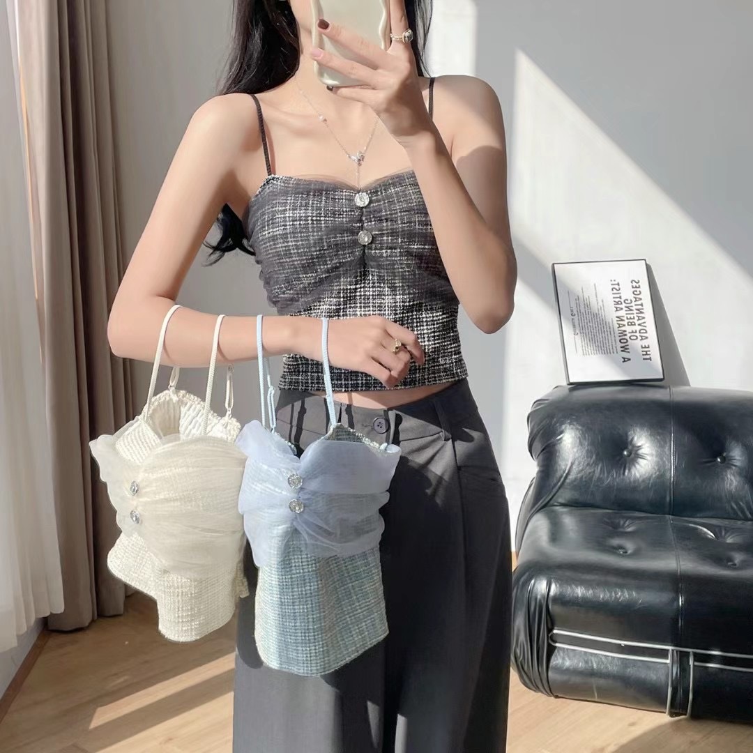 2025 primavera y verano nuevo temperamento mujer estilo malla plisada adornos de diamantes pequeños camisola moda femenina ropa exterior con almohadilla para el pecho