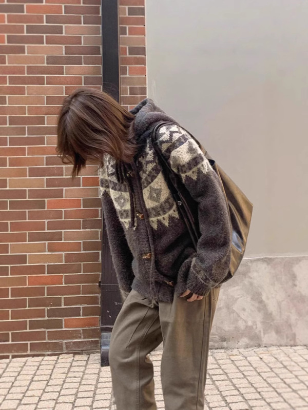 レトロなレイジースタイルの女性用フード付きセーター、秋冬の新しいデザイン、単列ホーンボタンの厚くて暖かいニットトップ|undefined