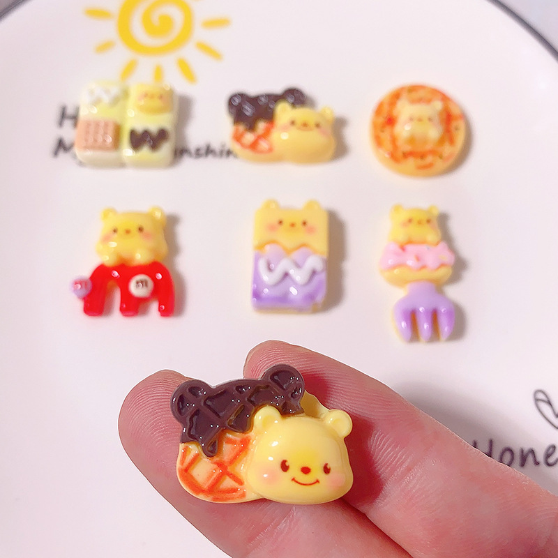 Nueva serie de pizza de dibujos animados Winnie the Pooh DIY accesorios de resina adornamiento de pegamento de crema para el cabello colgante de brazo agujero hebilla agujero