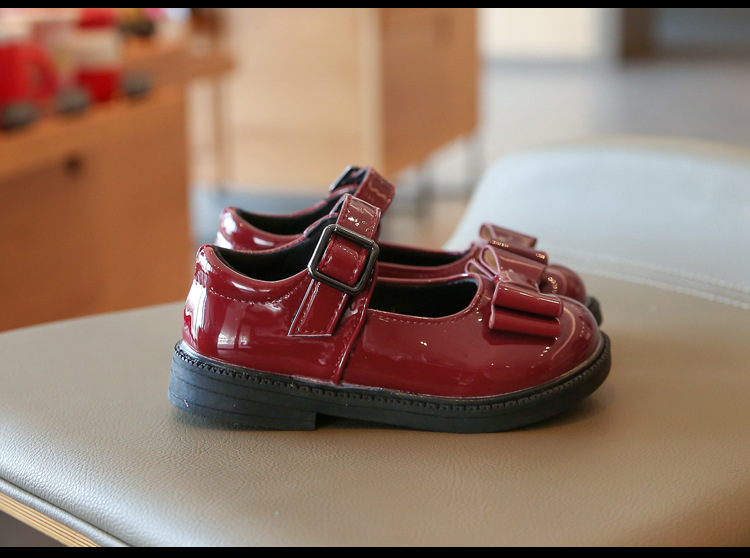 Chaussures de princesse en cuir brillant avec nœud Sho pour enfants, nouveau Style coréen, chaussures de Performance à semelle souple à la mode pour petites filles, printemps et automne 2024_voghion.com