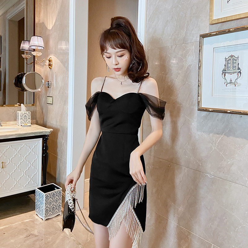 Váy maxi nữ thắt eo phong cách quý tộc, cổ yếm dây quai, tua rua không đối xứng, phù hợp dáng người nhỏ nhắn — Màu đen