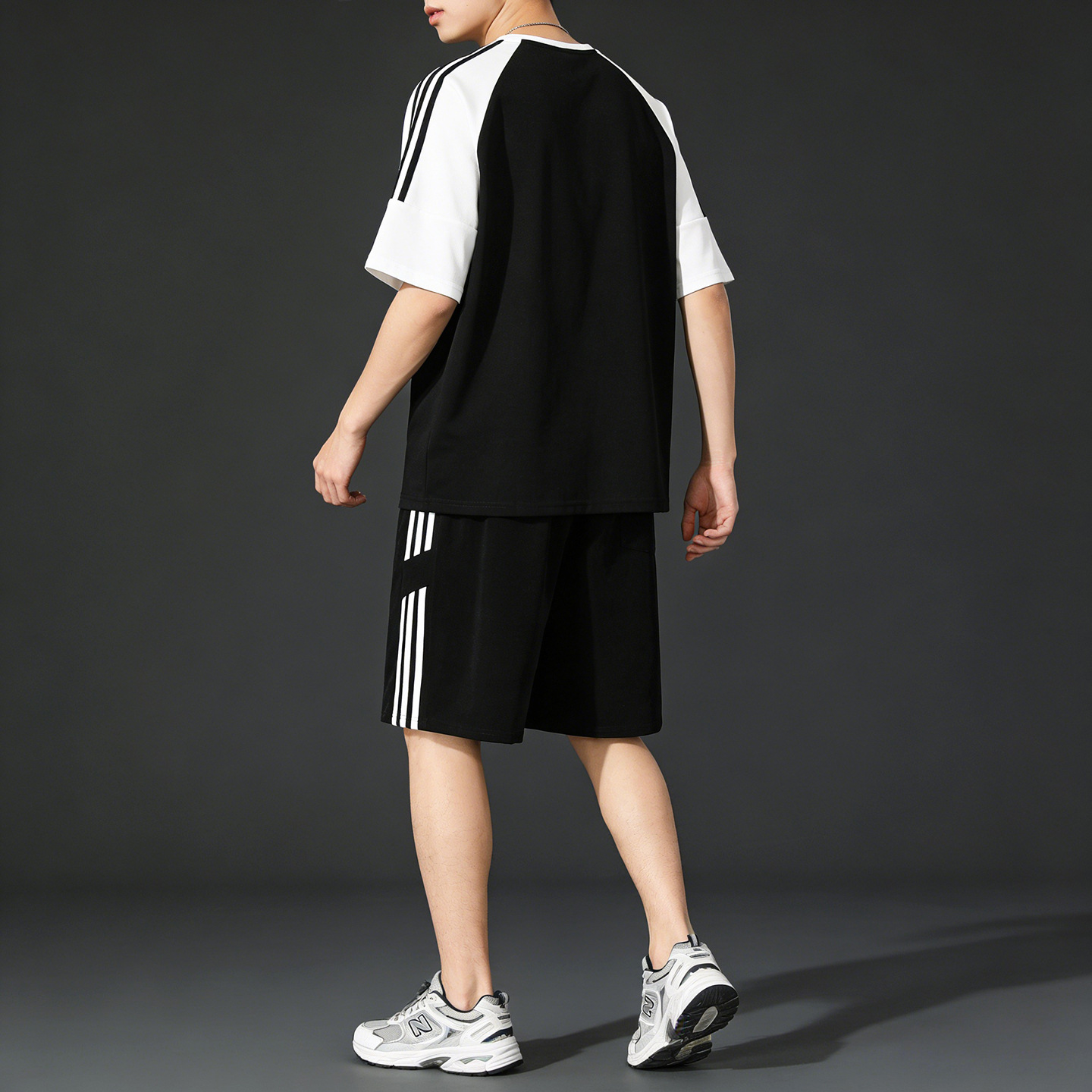 Trajes deportivos casuales para hombres de verano, camisetas de manga corta de tres barras, pantalones cortos de moda para hombres con un guapo traje de tamaño grande. image 3