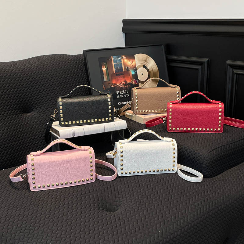 Cross-border universal remaches de moda bolso pequeño para mujeres 2026 nueva cadena textura bolso de hombro bolso de lujo ligero estilo extranjero