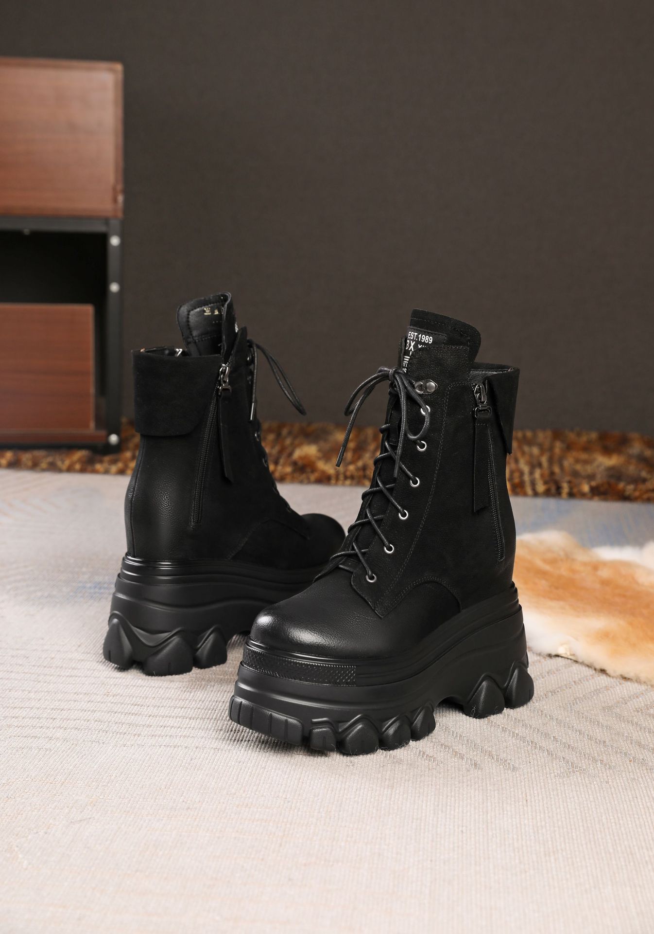 Boot nữ cổ thấp dây buộc phong cách Anh quốc cổ điển, gót cao 12 cm — Đen nhung chi tiết 4