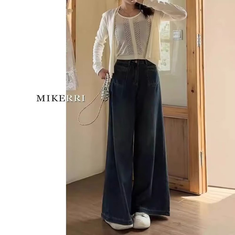 ハイウエストのワイド脚のジーパンの女性は小さいです。|undefined